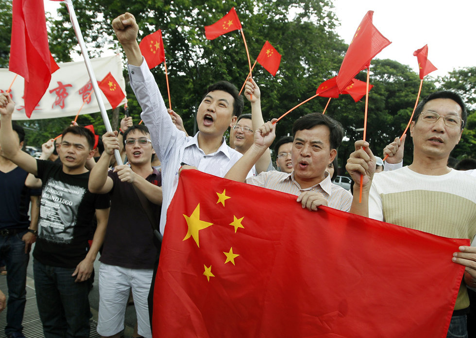 陕西农民自制13米国旗到日本使馆抗议