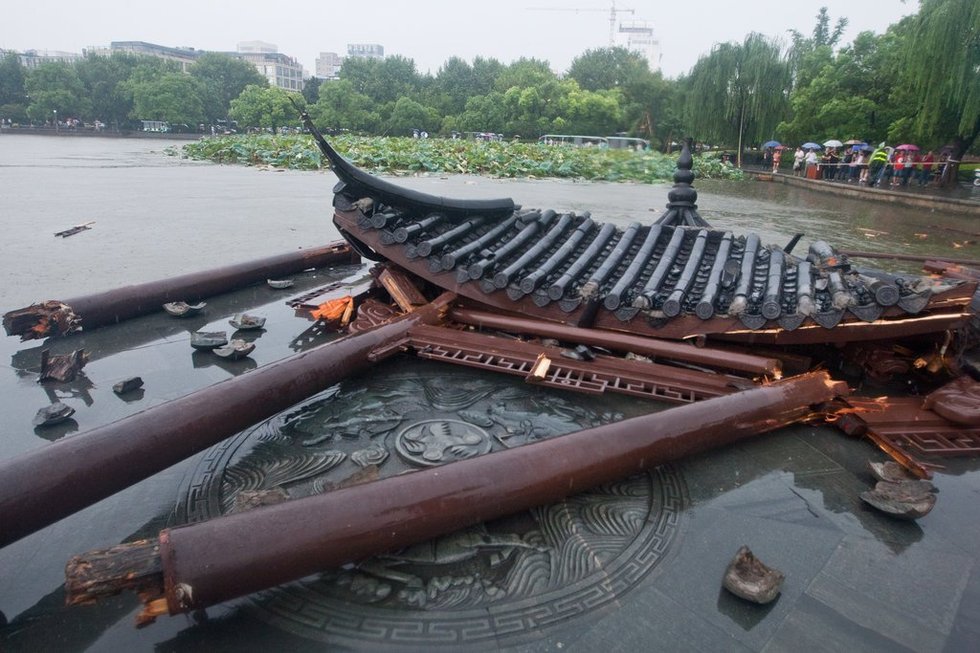 [转贴]西湖著名景点集贤亭倒塌 疑大风所致