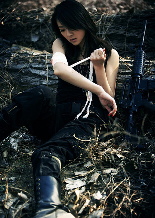 制服火力全开 女人性感前线力量大片