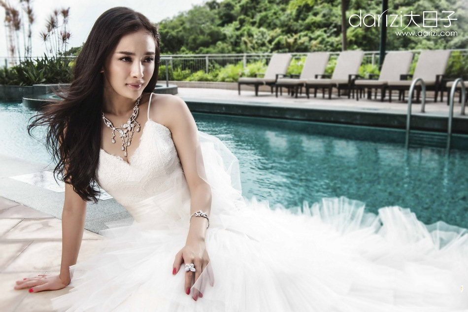 杨幂婚纱大片露香肩 侧躺草坪大秀绝美身材