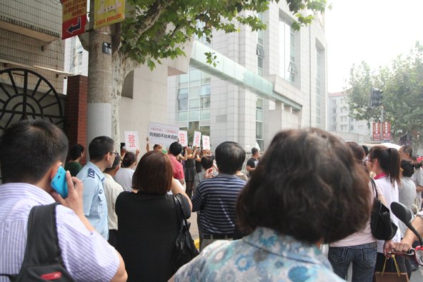 组图:上海闹市区现"纱布姐" 抗议整容行业-上海818-大众点评社区