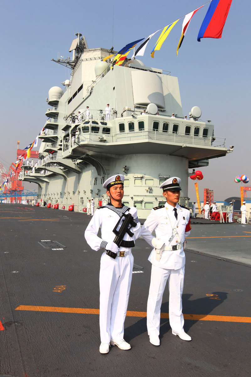 [軍情觀察]中國首艘航母正式交付海軍 艦長政委亮相(轉載)