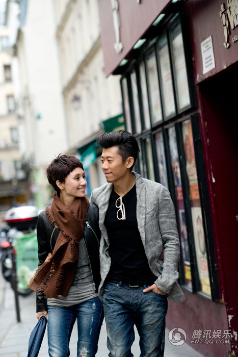 高清:夏雨袁泉共享閒適假期 攜手漫步巴黎街 