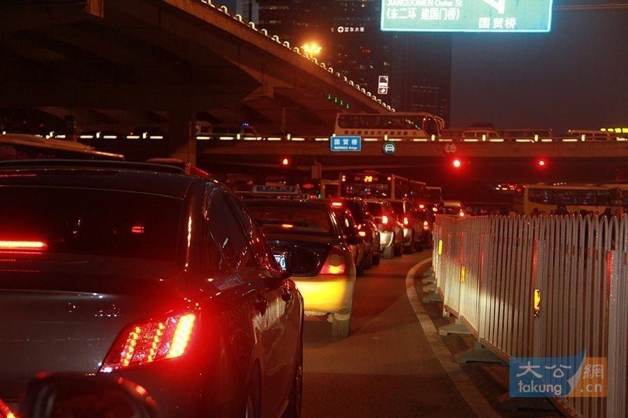 组图:中秋节凌晨12点全国多地变"堵城"