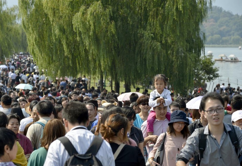 2012年10月1日,杭州西湖白堤游人如织摄影:施健学