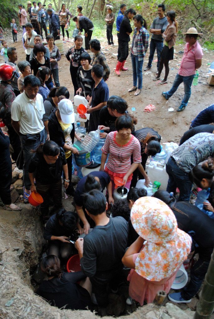 浙江温岭现治百病"神水" 群众排队疯抢