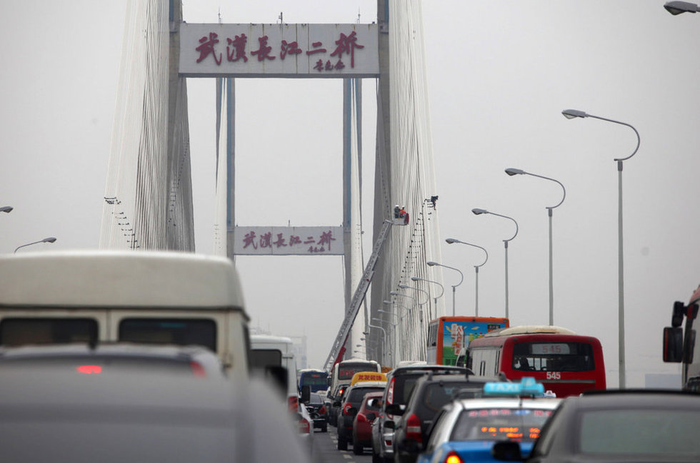 组图:武汉男子爬上长江二桥斜拉锁欲跳桥