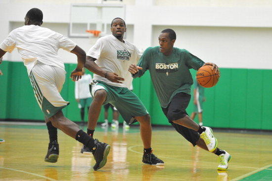 组图:凯尔特人公开训练课 朗多赤膊苦练力量