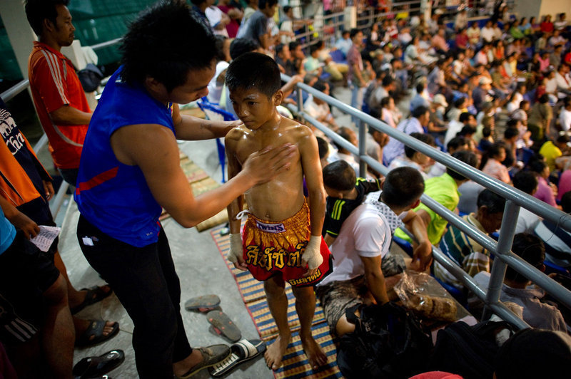 高清:揭秘泰拳儿童的残酷童年