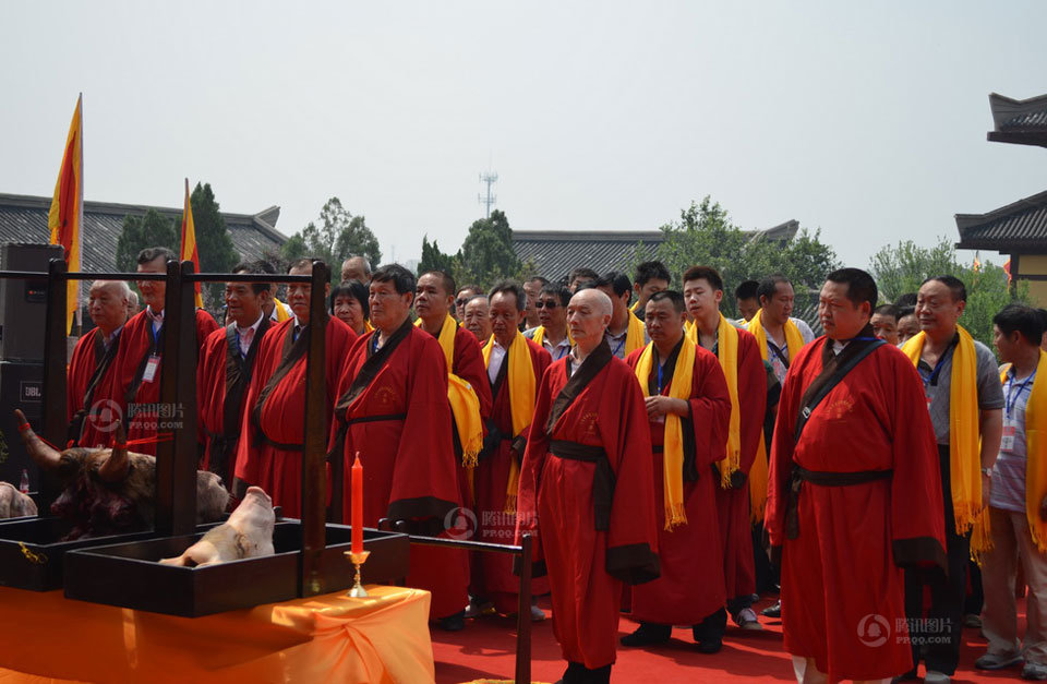 祭祖大典正式开始了,我们从刘氏会馆步行到高祖庙.