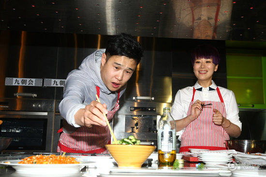 小沈阳为"后厨"现场拍黄瓜 被称"重口味