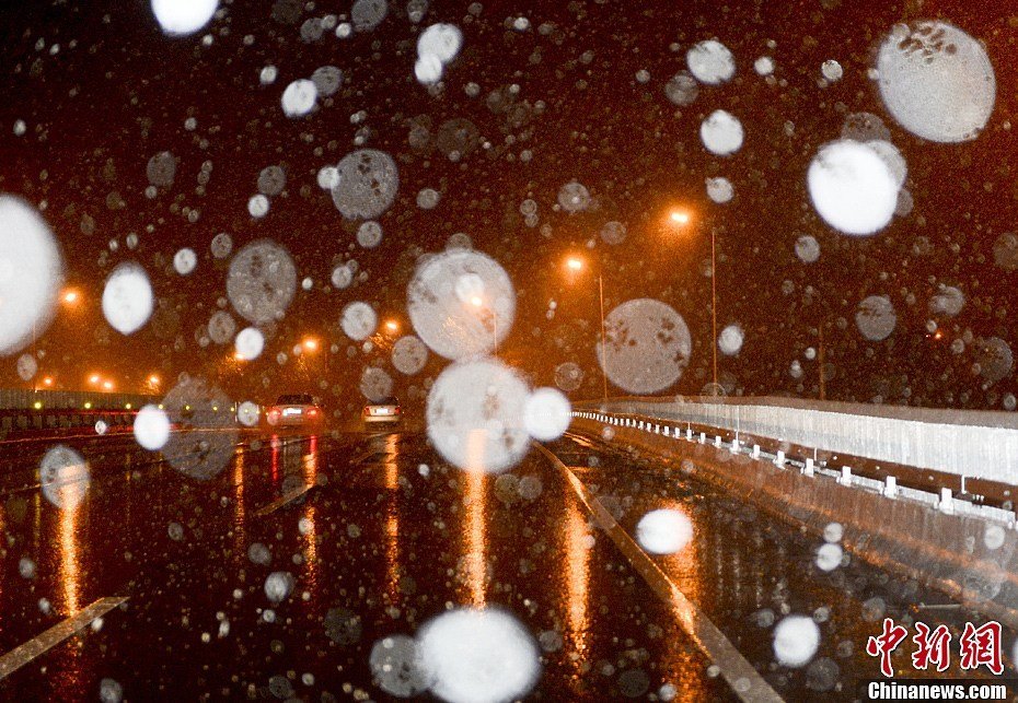 11月4日凌晨,北京市区雨雪纷飞.中新社发 廖攀 摄