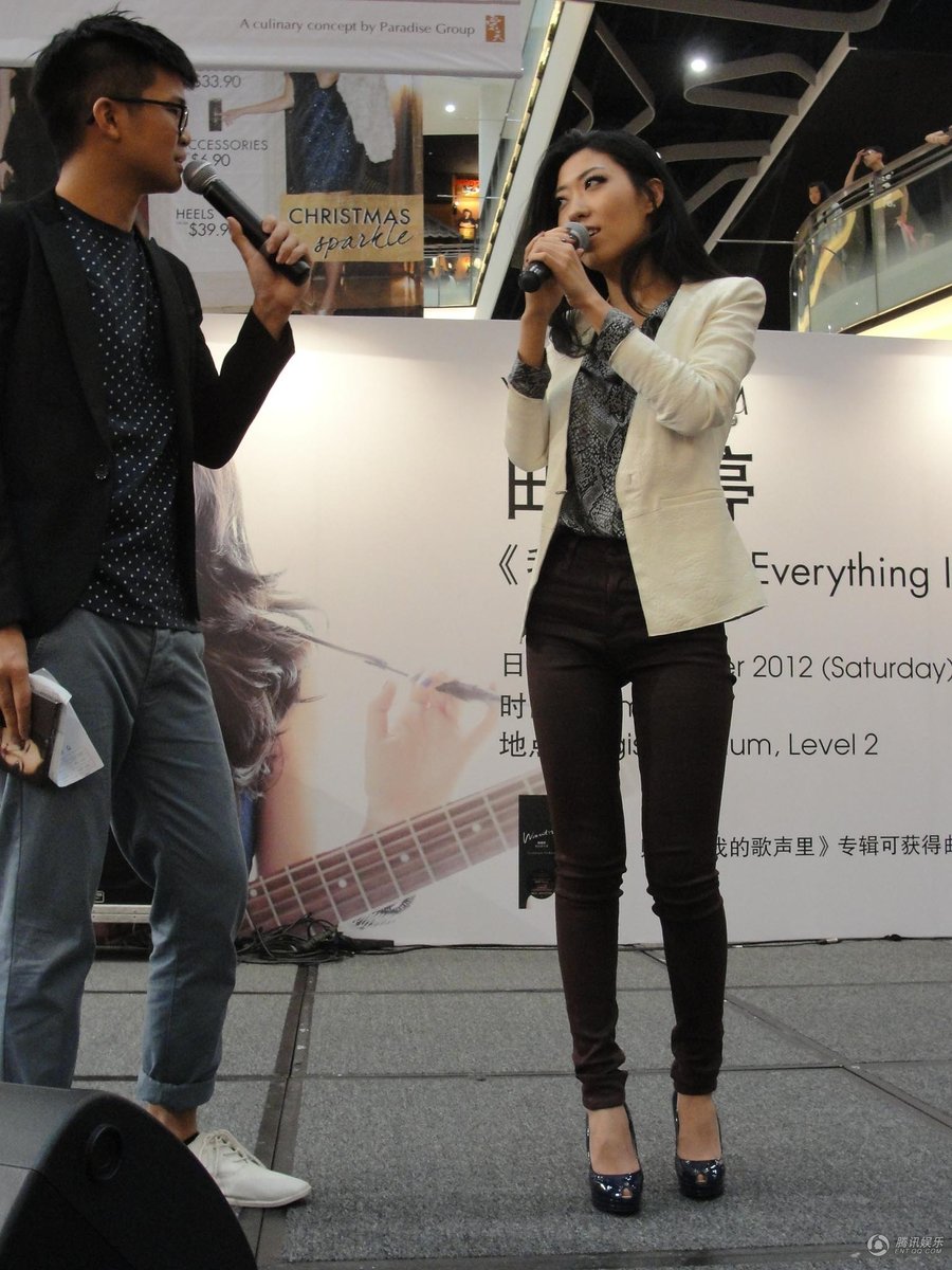 曲婉婷专辑新加坡签售火爆