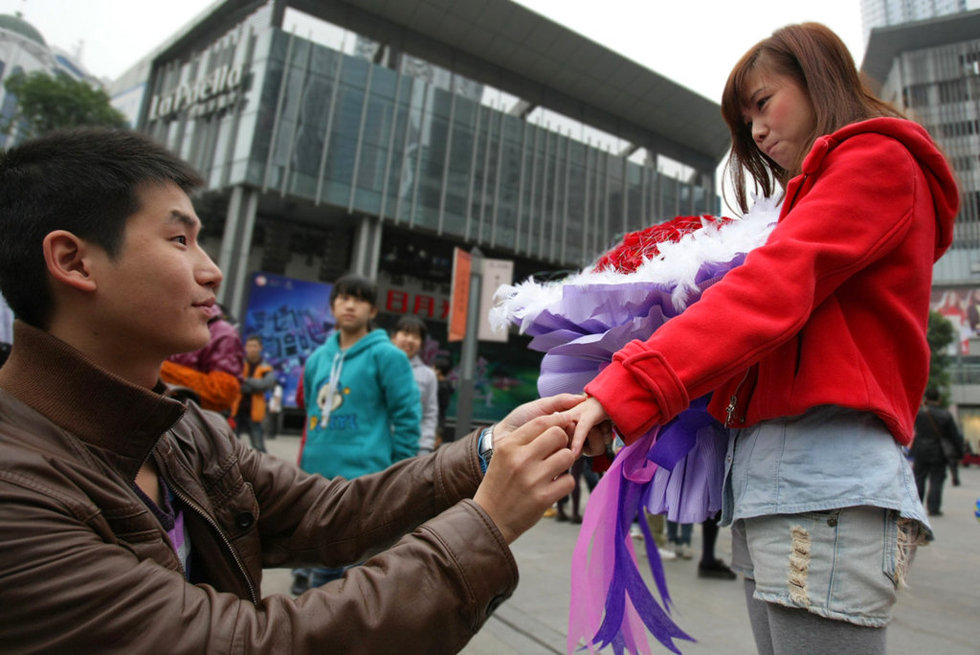 求婚被戒指女友未同意(黄金戒指求婚女友不高兴)