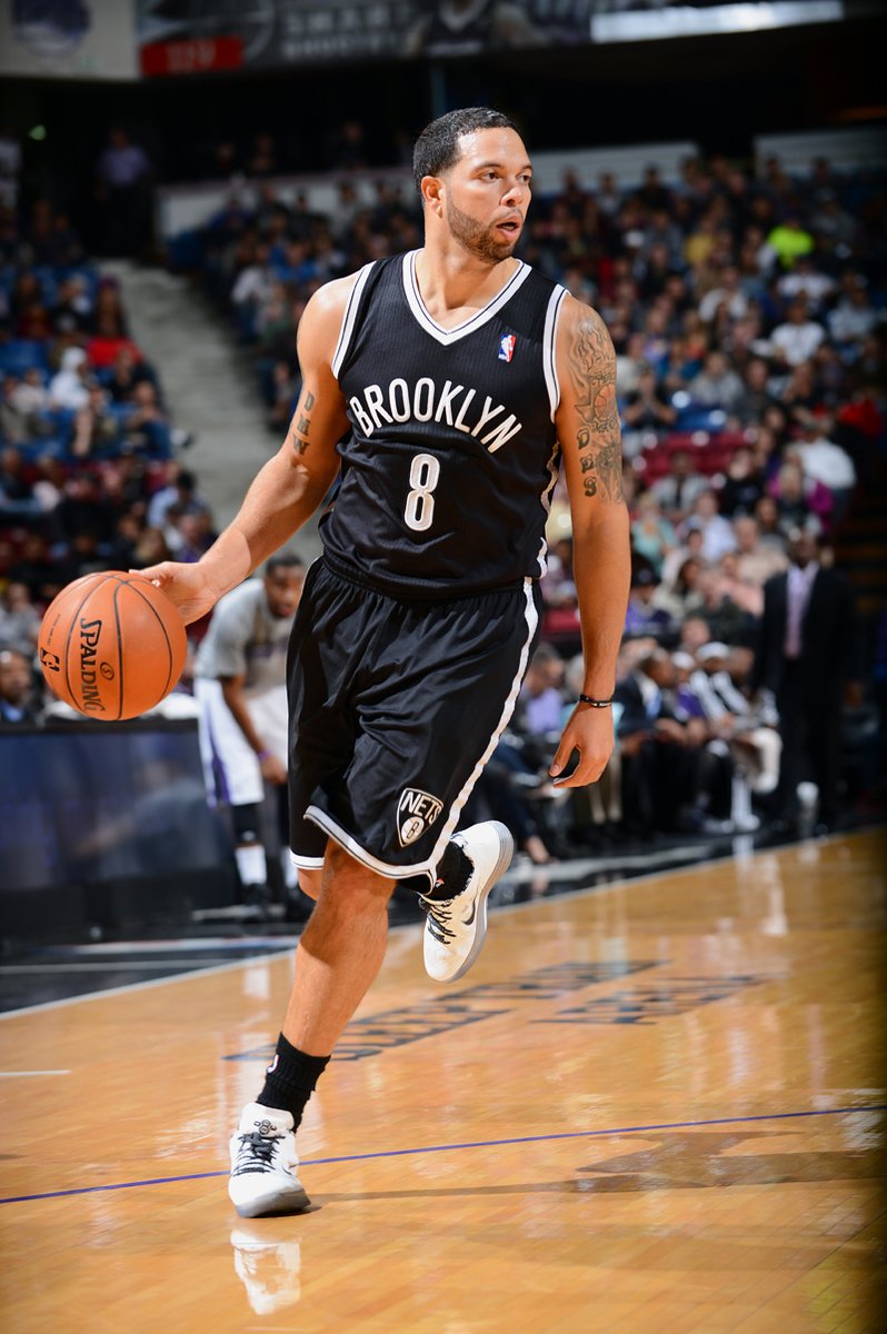 19日赛况高清篮网五连胜基德被咬血洒赛场