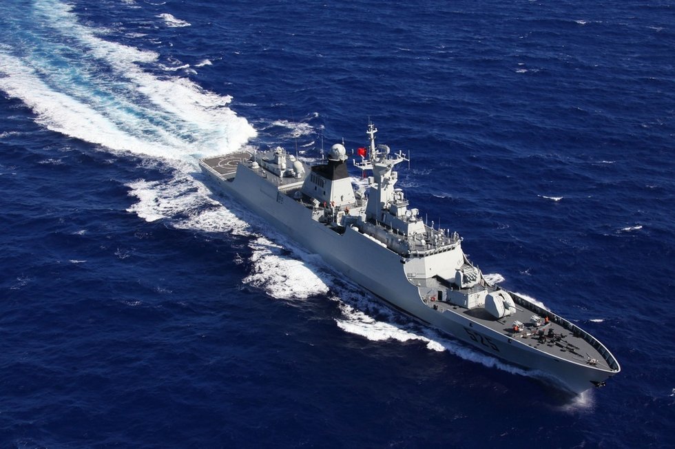 当日,中国海军舰艇编队在西太平洋某海域组织了舰机联合搜救训练.