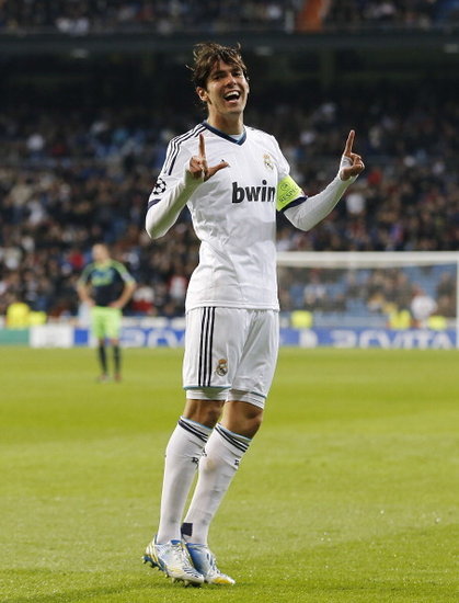 高清:卡卡双手指天喜迎进球 全队相拥贺进球