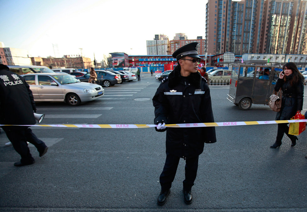 一名参加集会的市民与便衣警察发生冲突.