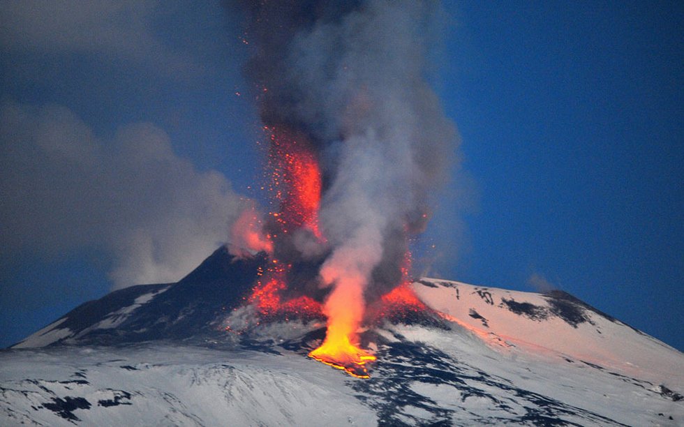 2012年1月6日,火山熔岩从南意大利岛上的埃特纳火山一个火山口中流出