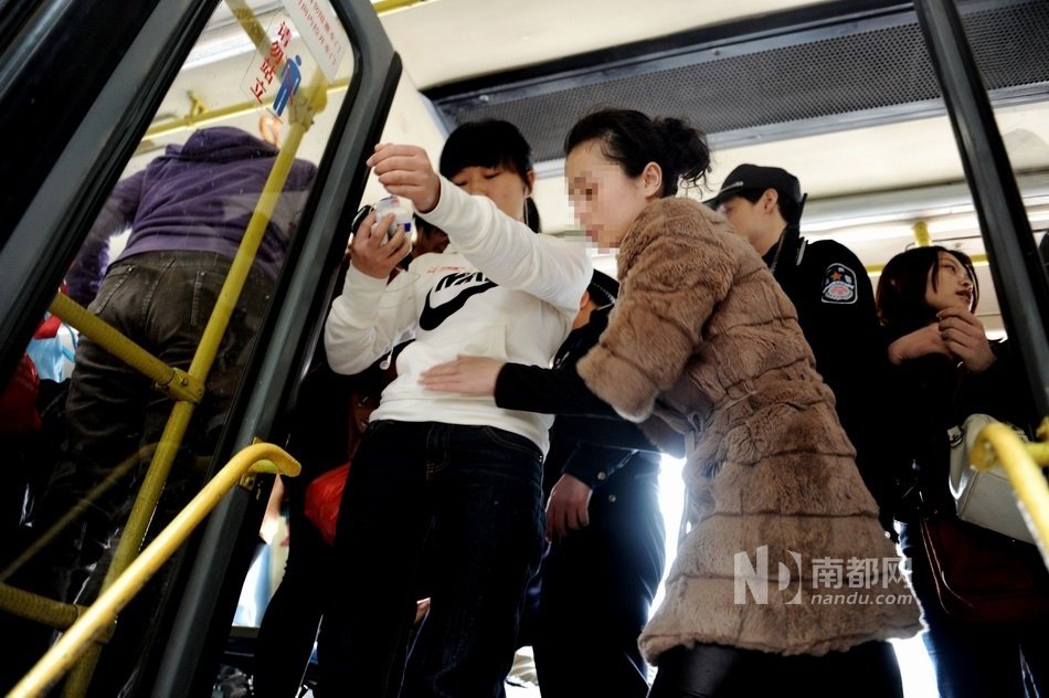 广州女公交丢手机 警察允许其搜乘客身?
