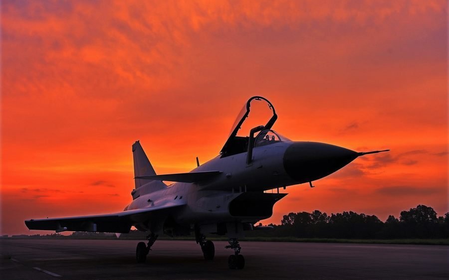 组图:歼10霸气写真照