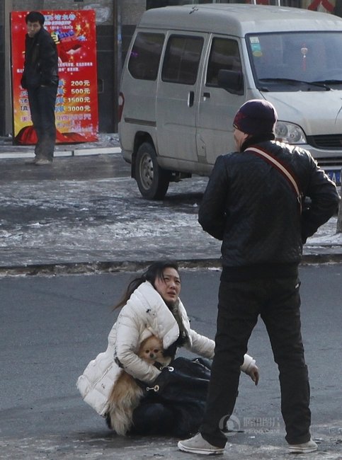 長春妙齡女子街頭遭人暴打路人旁觀圖