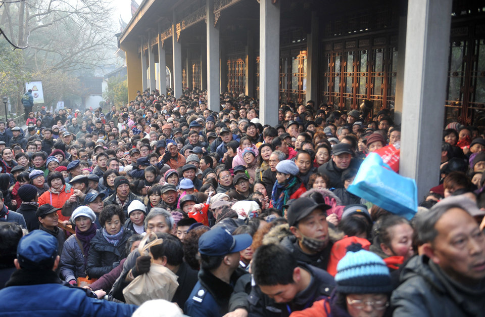 杭州靈隱寺免費分發臘八粥 人山人海出現擁擠現象