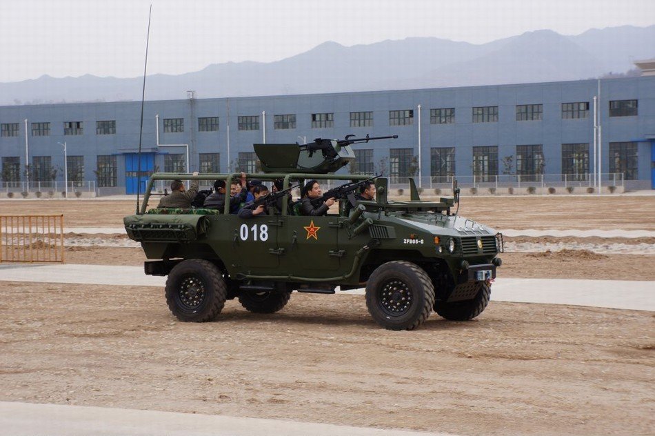 中国新型轮式装甲突击车进行爬坡测试