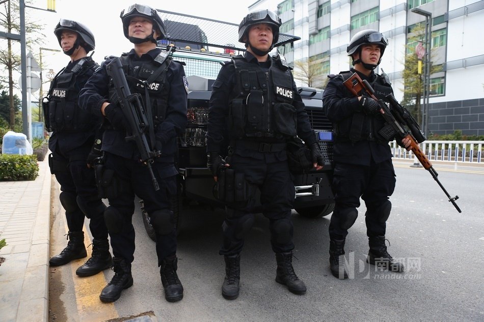 深圳200名特警荷枪实弹配装甲车巡逻关外
