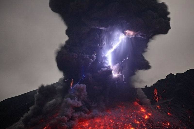 【转载】摄影师冒险近距离拍摄火山喷发场景