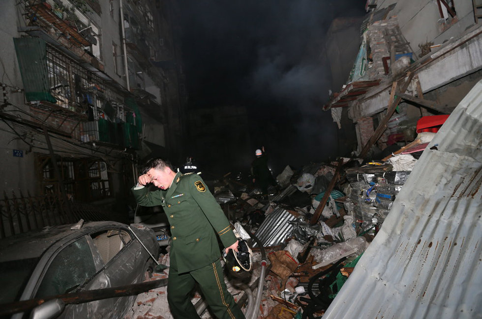 主题:武汉一居民楼爆炸 半边楼坍塌现场惨烈