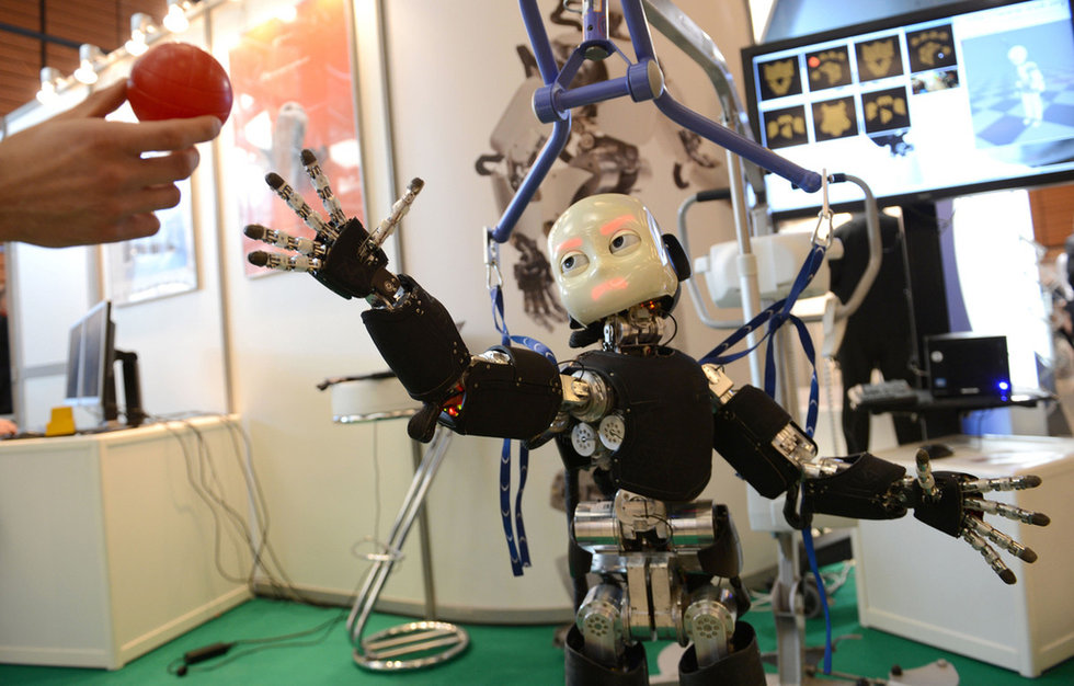 一款icub仿人机器人用手抓球,展示抓取能力