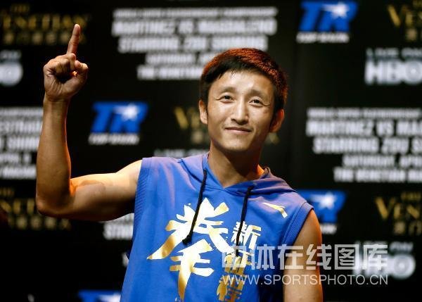 邹市明称重过关大秀肌肉 霸气挥拳显自信(图)