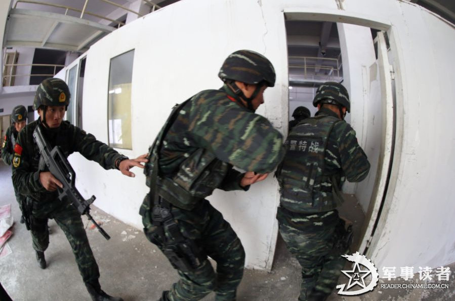 组图:官方揭秘雪豹突击队反恐战术训练场景