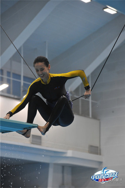 高清黄圣依空降跳水秀苦训练阿sa电话约战