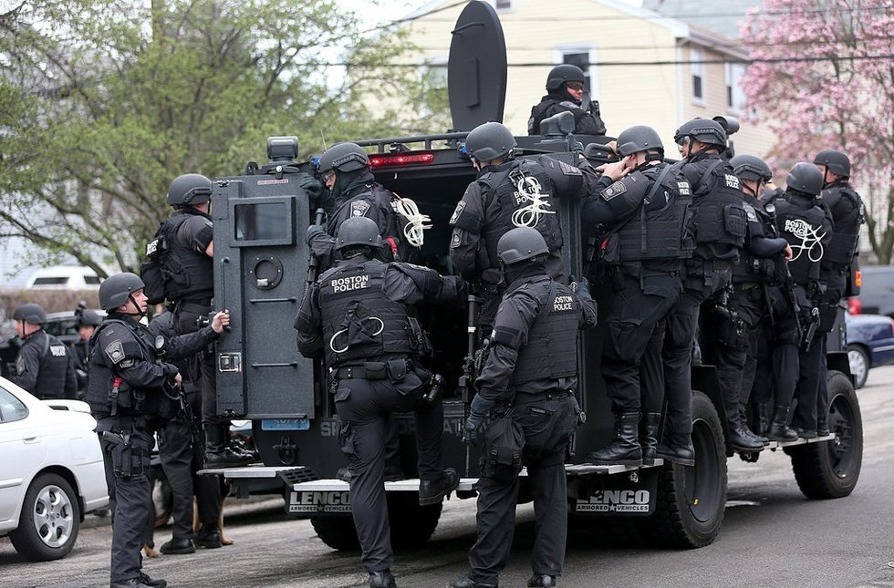 高清:波士顿警方全城追捕爆炸案嫌犯