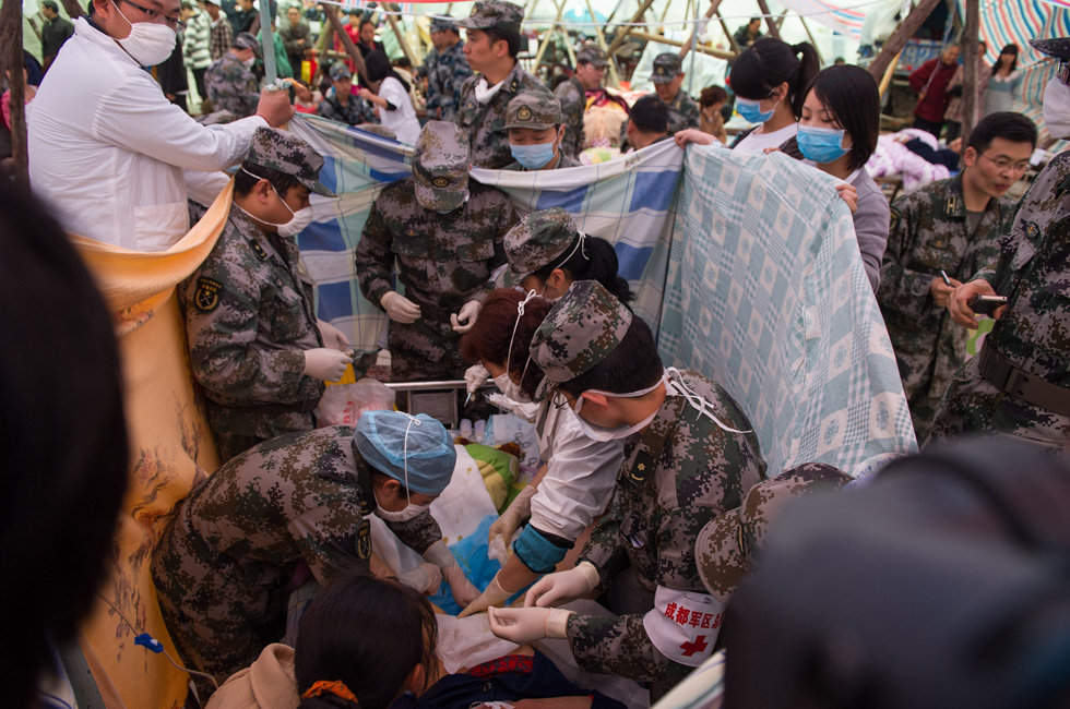 4月23日,四川雅安,蘆山地震第4天,蘆山縣太平鎮臨時帳篷醫院內,軍醫們