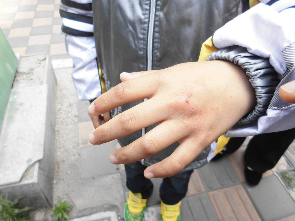 江苏淮安一小学生被家长体罚路边罚跪引围观