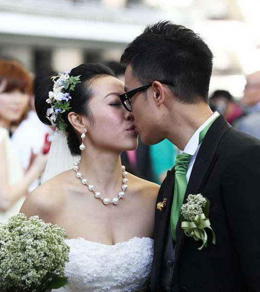 傅家俊拥吻爱妻  /    隐藏 查看图注