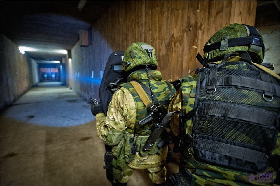 组图:俄军特种部队演练室内爆破突袭营救