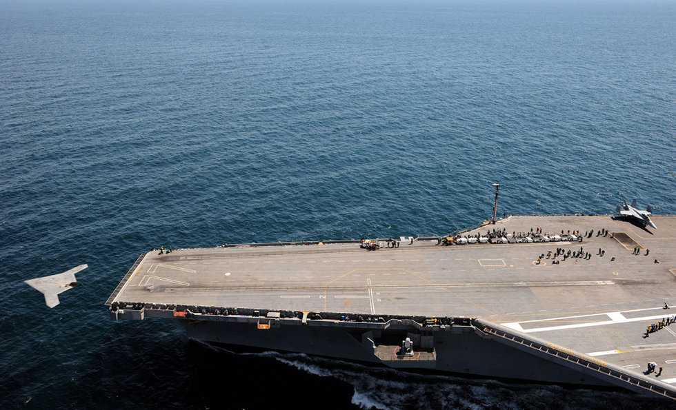 美国隐形无人机成功从航母弹射起飞()