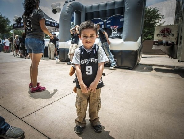 马刺小球迷萌态十足 萌神库里也得认输