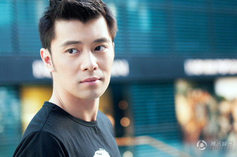 王钧赫夏季素颜时尚街拍 短袖t恤简约不失潮范