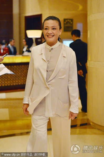 "唐僧"迟重瑞陪富豪妻子亮相 挥手致意秀恩爱