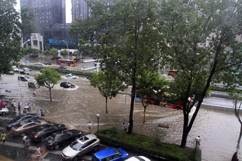 武汉暴雨致积水最深2米 大学生划船出行