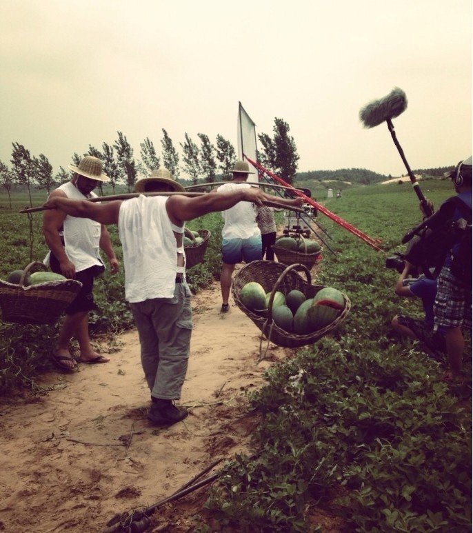 农村大婶拎百斤西瓜 惊呆国外大力士