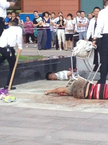 山东精神病男子北京街头砍死两人,场面血腥!