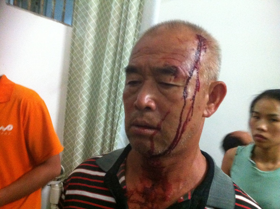 图为事发现场,家属打上了伸冤的横幅.