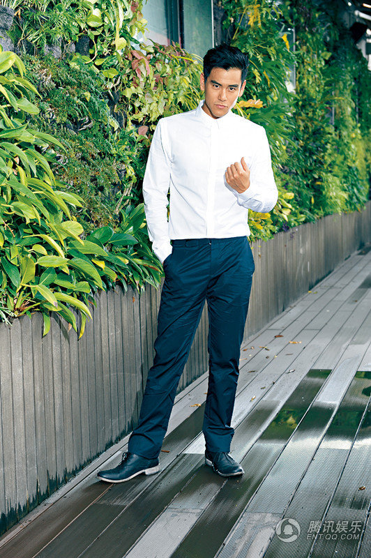 彭于晏白衬衫绿地拍写真 尽显酷我男人味