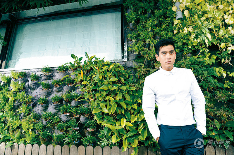 彭于晏白衬衫绿地拍写真 尽显酷我男人味
